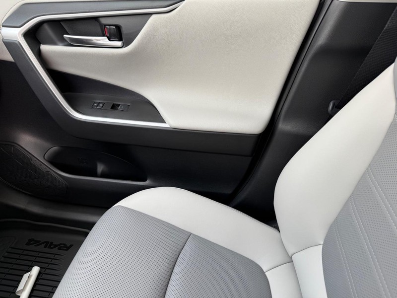 Toyota RAV4 Vehicle Image 23