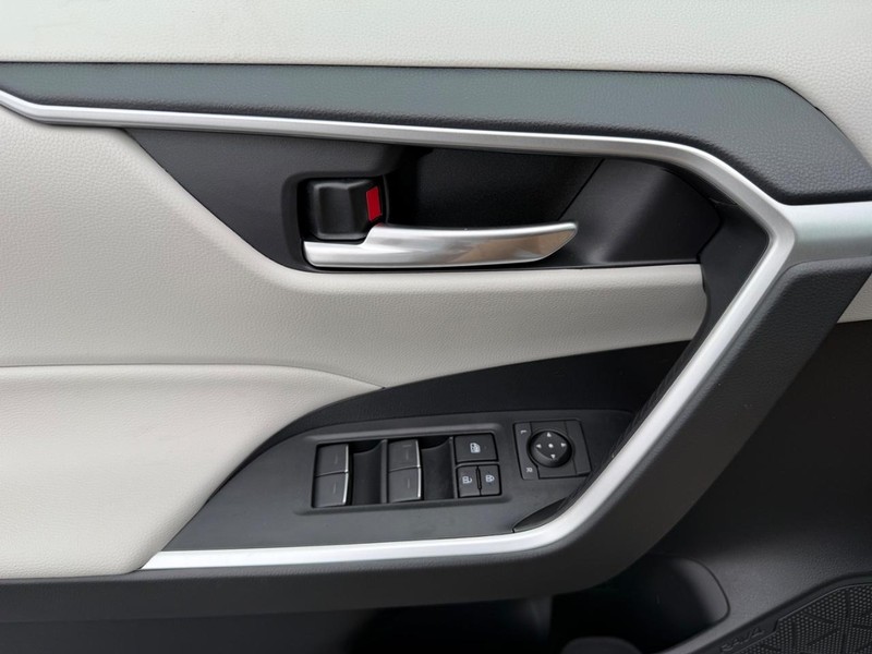 Toyota RAV4 Vehicle Image 26