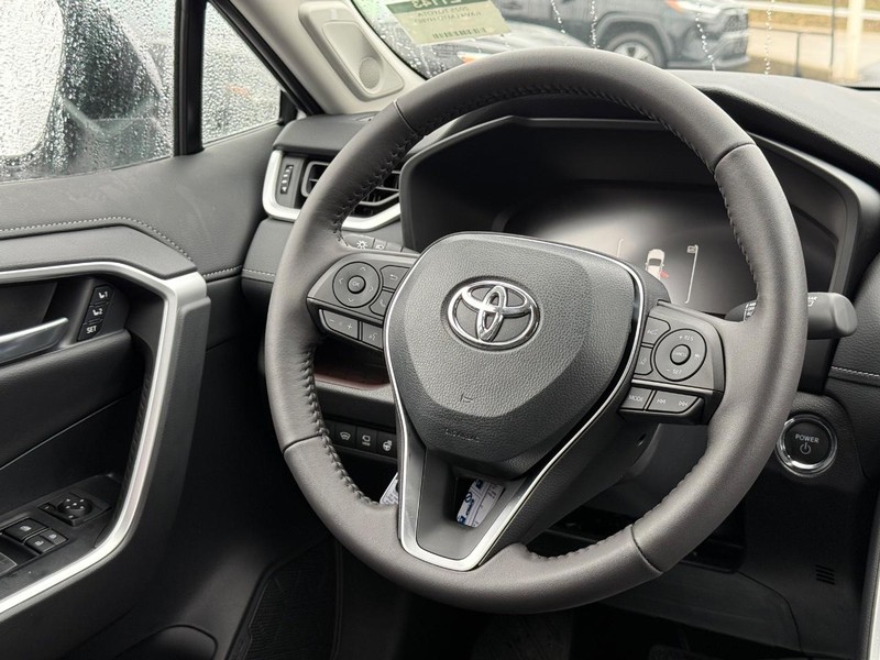 Toyota RAV4 Vehicle Image 11