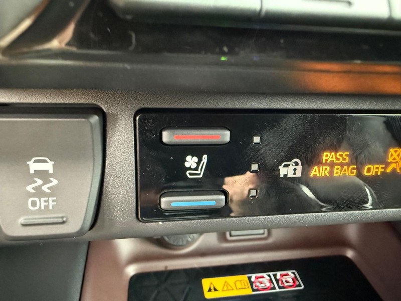 Toyota RAV4 Vehicle Image 15