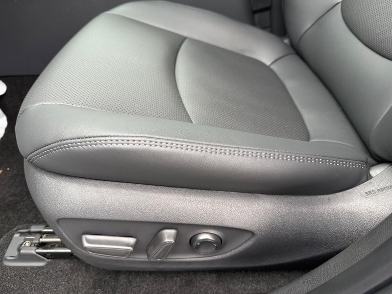 Toyota RAV4 Vehicle Image 25