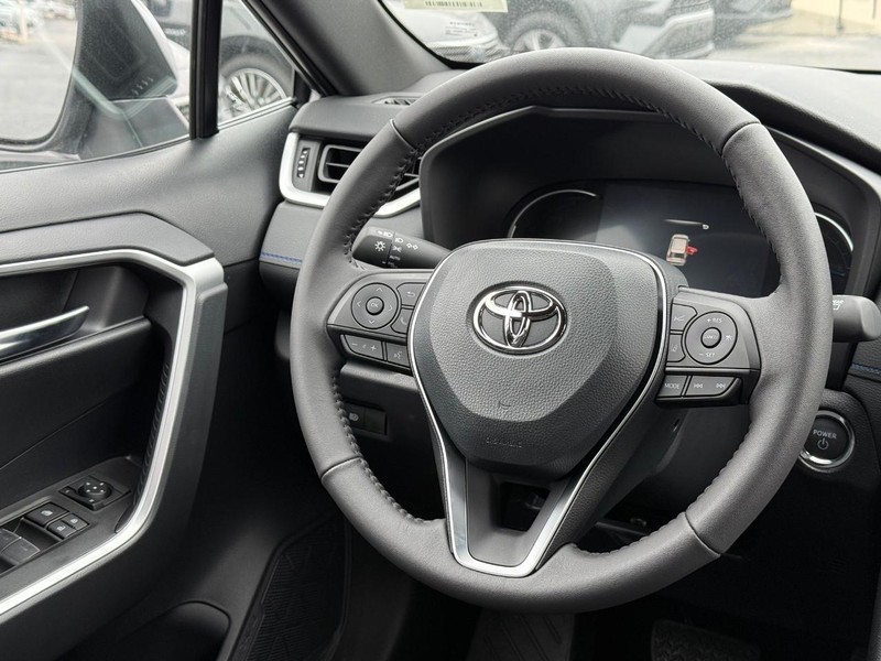Toyota RAV4 Vehicle Image 12