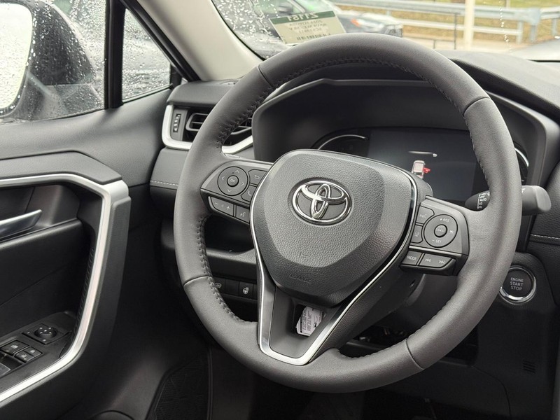 Toyota RAV4 Vehicle Image 14