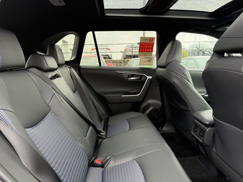 Toyota RAV4 Vehicle Image 11