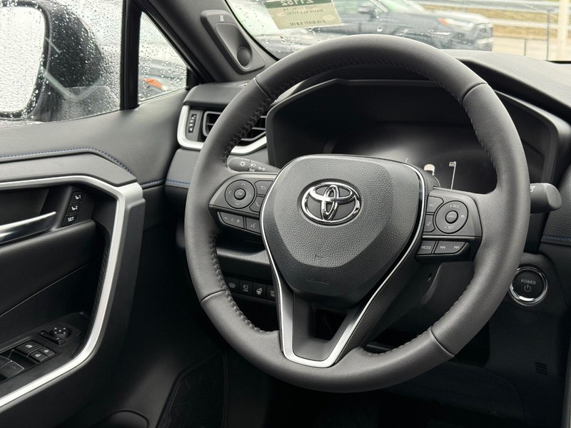 Toyota RAV4 Vehicle Image 14