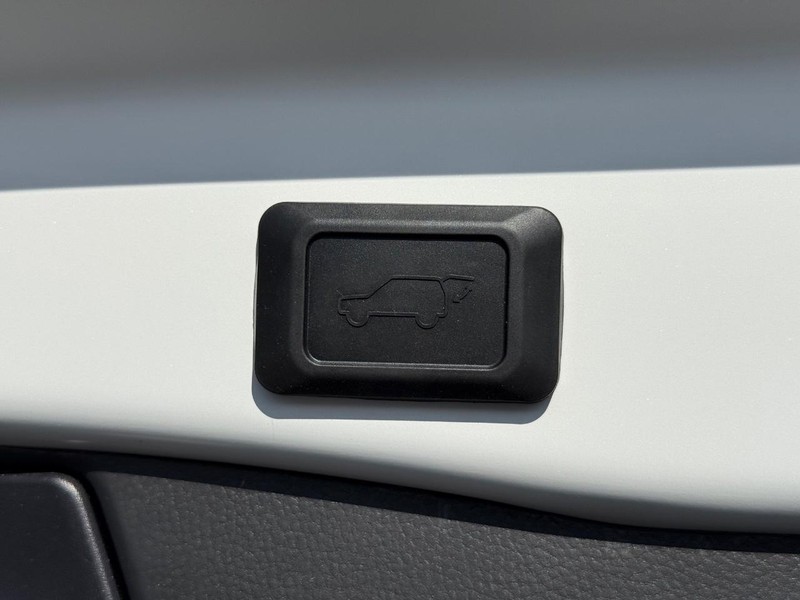 Toyota RAV4 Vehicle Image 08