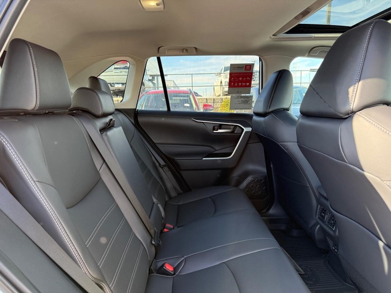 Toyota RAV4 Vehicle Image 11