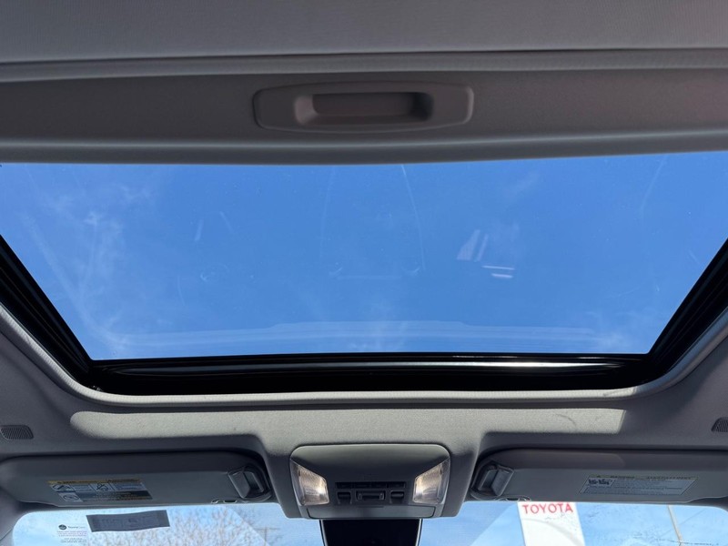 Toyota RAV4 Vehicle Image 12