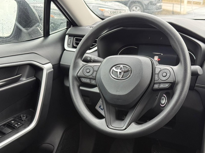 Toyota RAV4 Vehicle Image 12