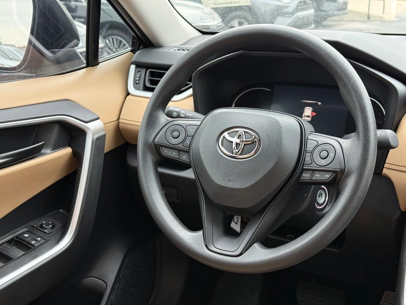 Toyota RAV4 Vehicle Image 12
