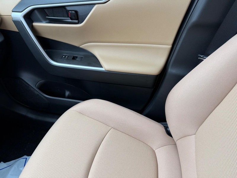 Toyota RAV4 Vehicle Image 19