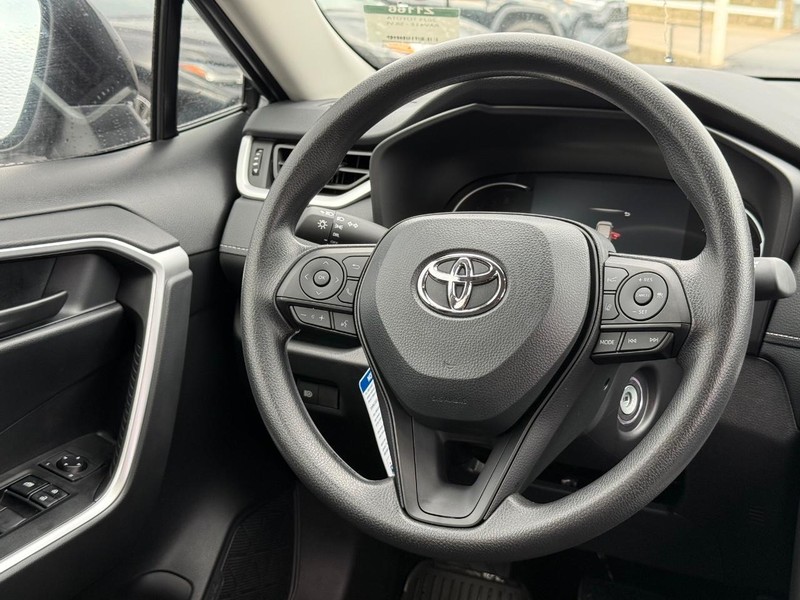 Toyota RAV4 Vehicle Image 12