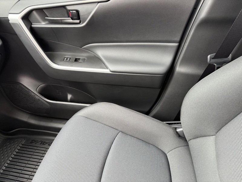 Toyota RAV4 Vehicle Image 19