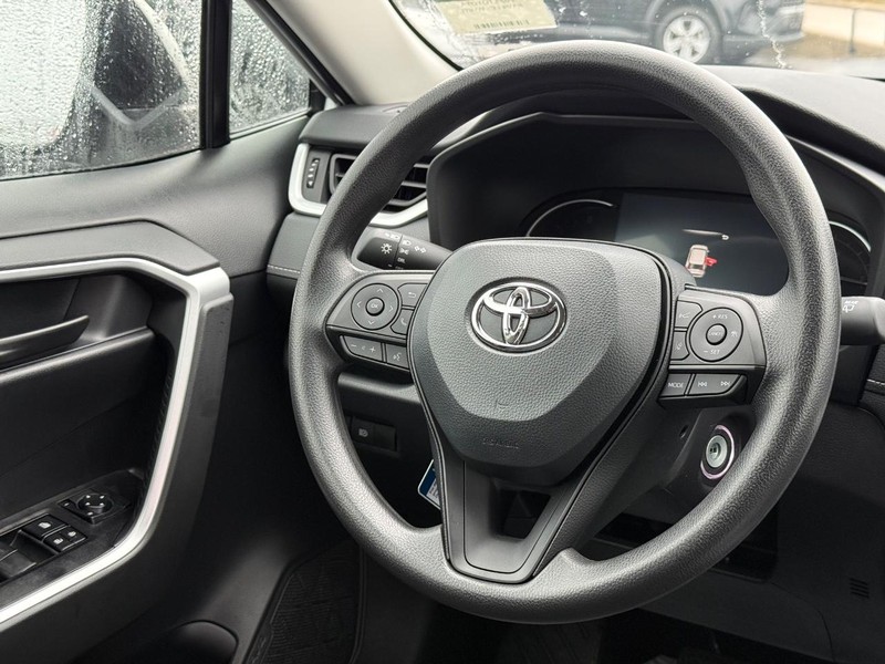 Toyota RAV4 Vehicle Image 12