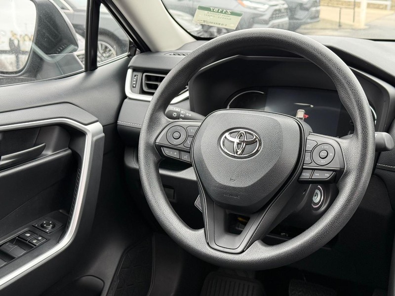 Toyota RAV4 Vehicle Image 12