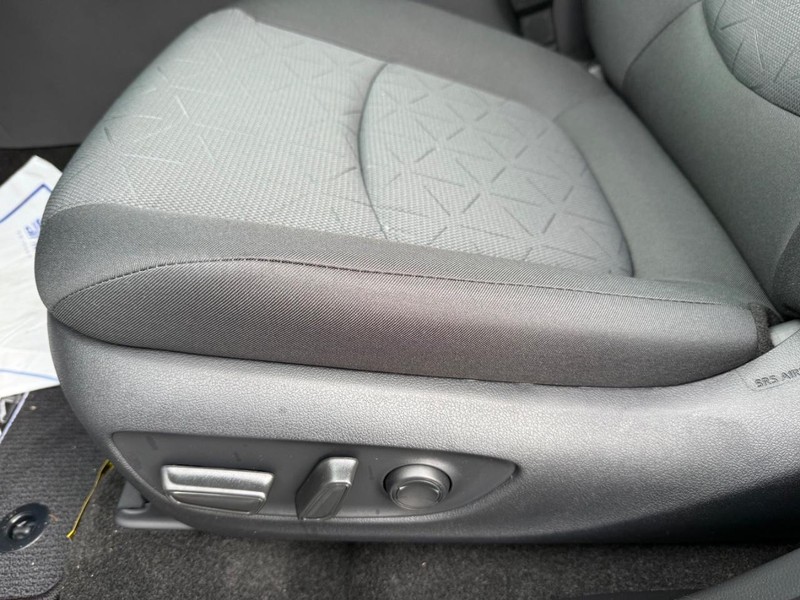 Toyota RAV4 Vehicle Image 24