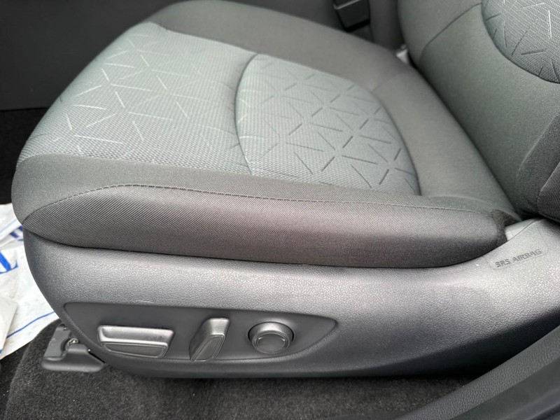 Toyota RAV4 Vehicle Image 24