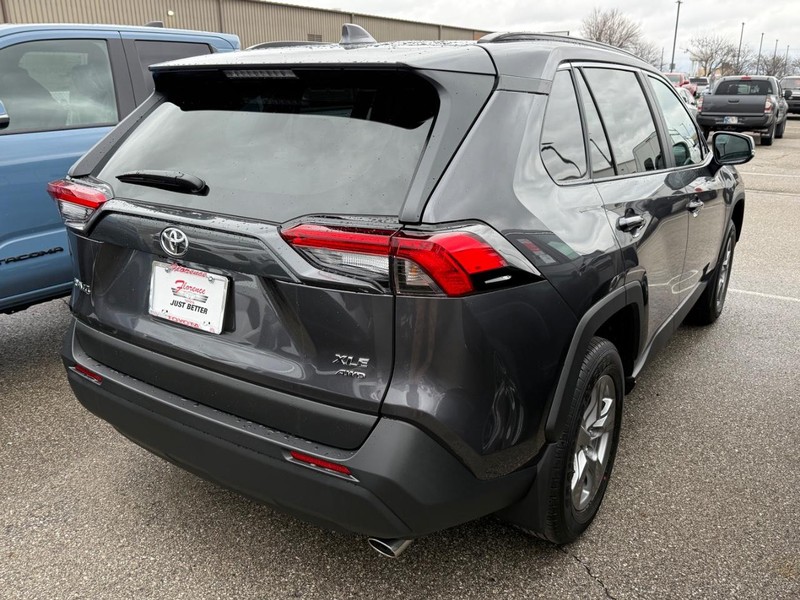 Toyota RAV4 Vehicle Image 04