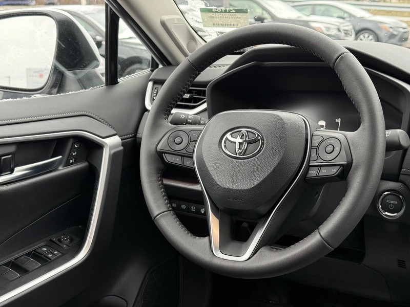 Toyota RAV4 Vehicle Image 11