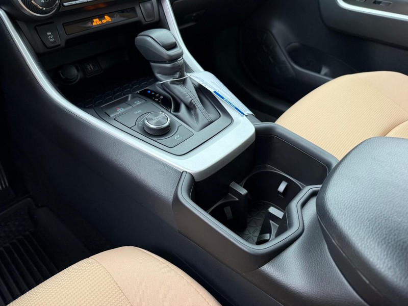 Toyota RAV4 Vehicle Image 15