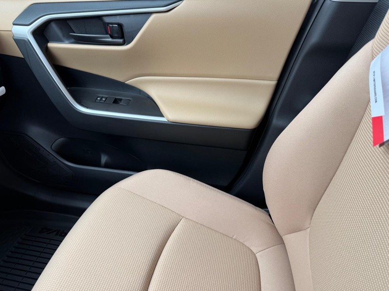 Toyota RAV4 Vehicle Image 16