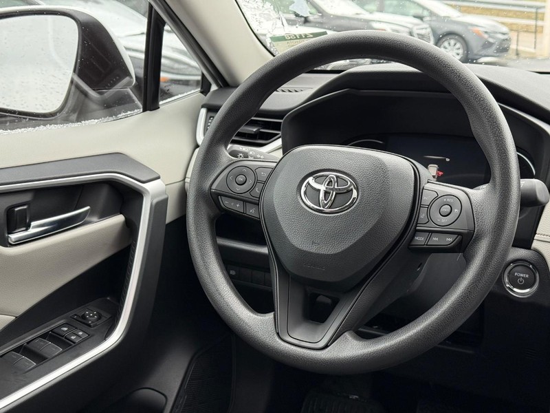 Toyota RAV4 Vehicle Image 11