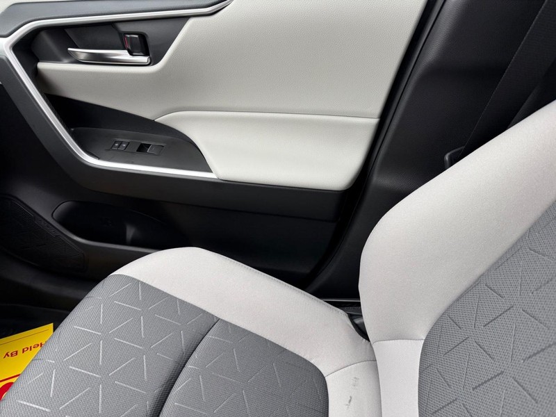 Toyota RAV4 Vehicle Image 19