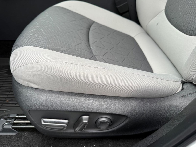 Toyota RAV4 Vehicle Image 24