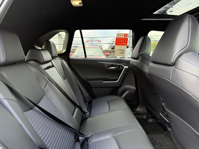 Toyota RAV4 Vehicle Image 11