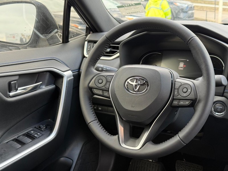 Toyota RAV4 Vehicle Image 14