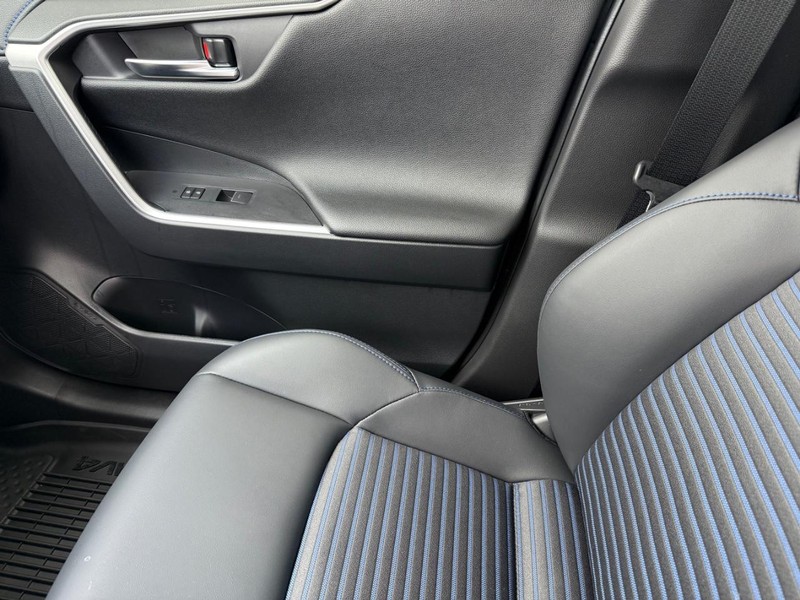 Toyota RAV4 Vehicle Image 23