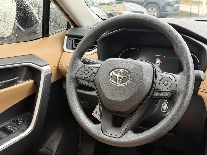 Toyota RAV4 Vehicle Image 12