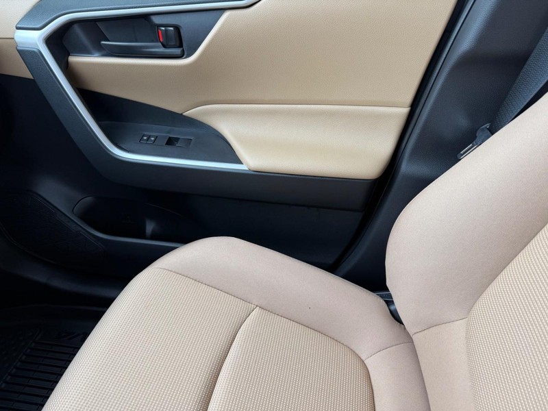 Toyota RAV4 Vehicle Image 19