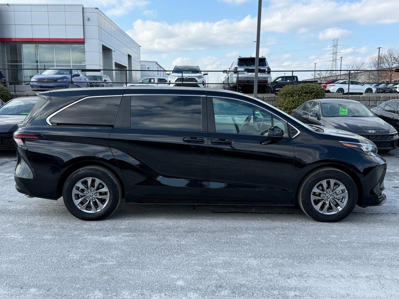 Toyota Sienna Vehicle Image 02