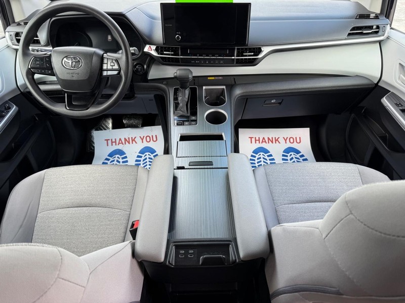 Toyota Sienna Vehicle Image 12