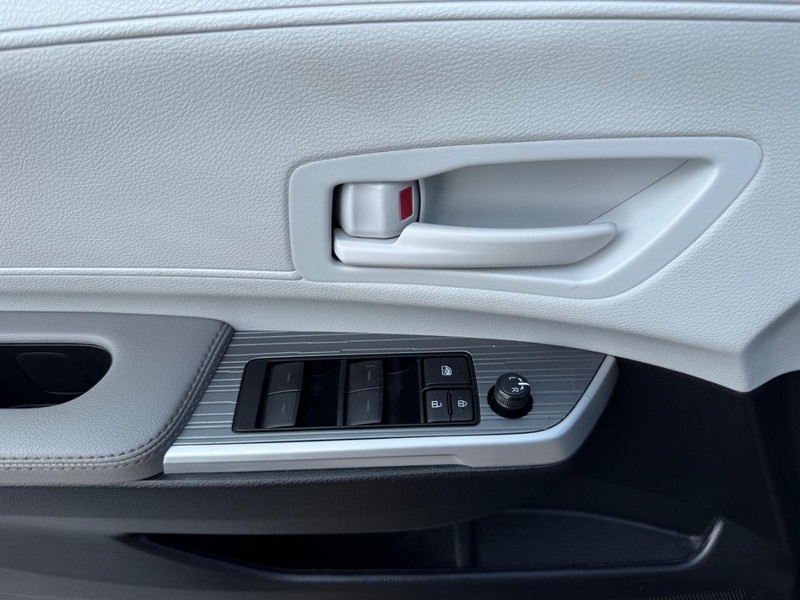 Toyota Sienna Vehicle Image 24