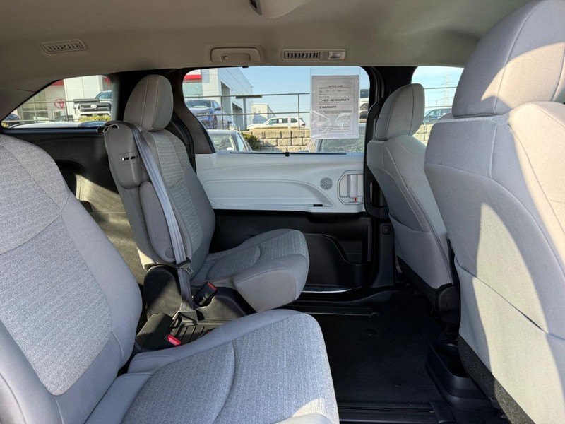 Toyota Sienna Vehicle Image 10