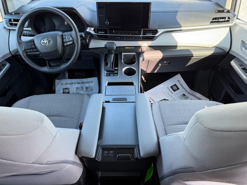 Toyota Sienna Vehicle Image 11