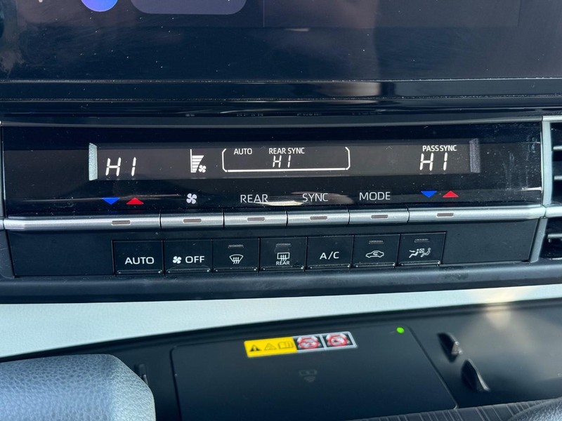 Toyota Sienna Vehicle Image 18