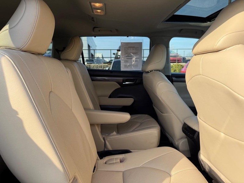 Toyota Highlander Vehicle Image 11