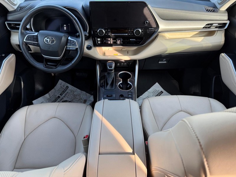 Toyota Highlander Vehicle Image 14