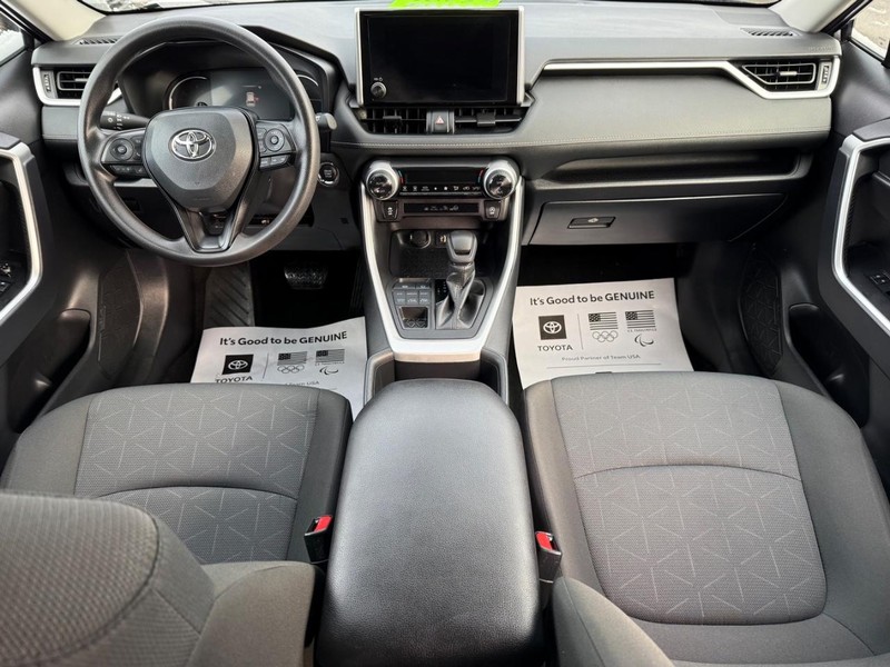 Toyota RAV4 Vehicle Image 11