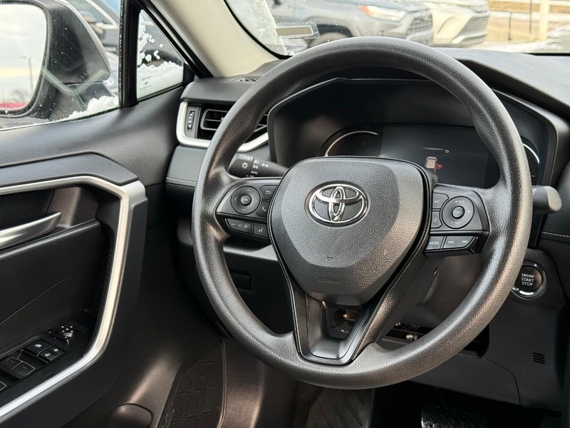 Toyota RAV4 Vehicle Image 12