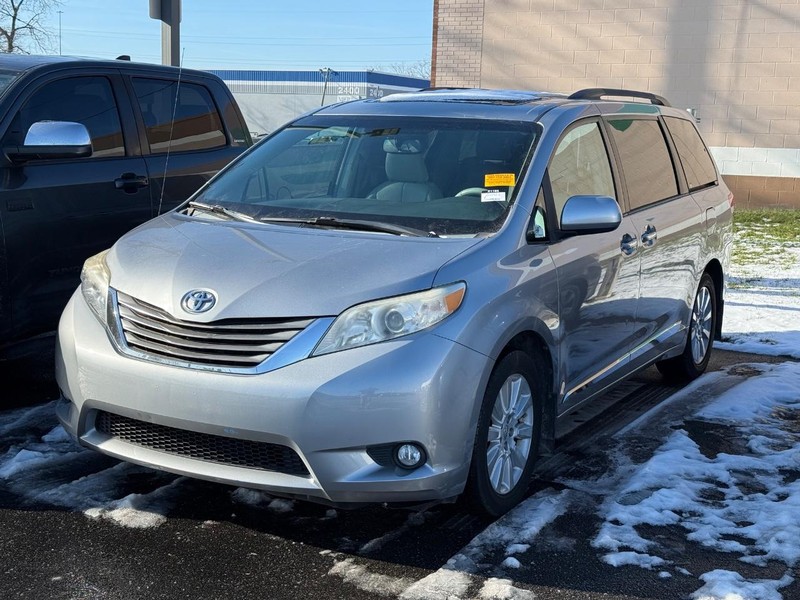 Toyota Sienna Vehicle Image 02