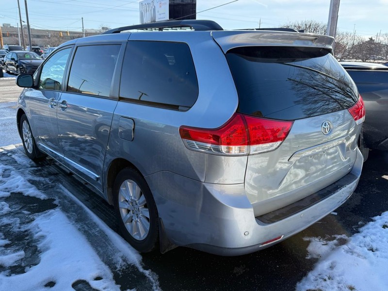 Toyota Sienna Vehicle Image 03