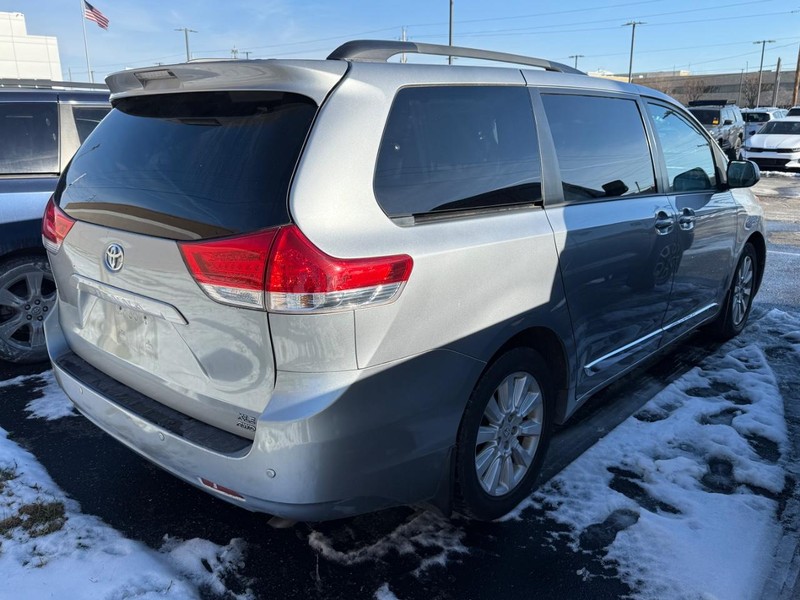 Toyota Sienna Vehicle Image 04