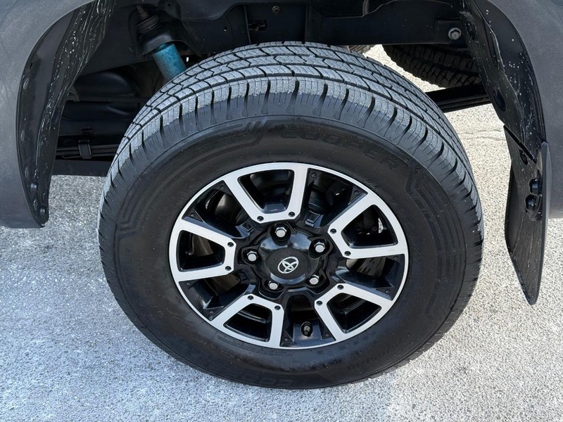 Toyota Tundra 4WD Vehicle Image 06