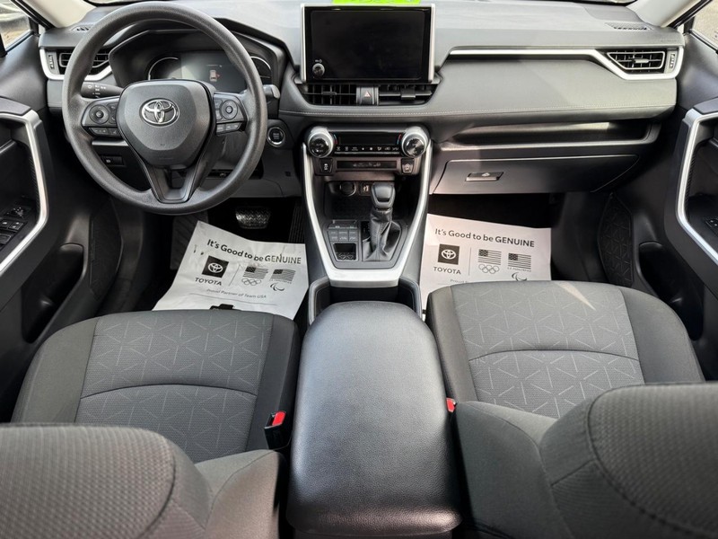 Toyota RAV4 Vehicle Image 11