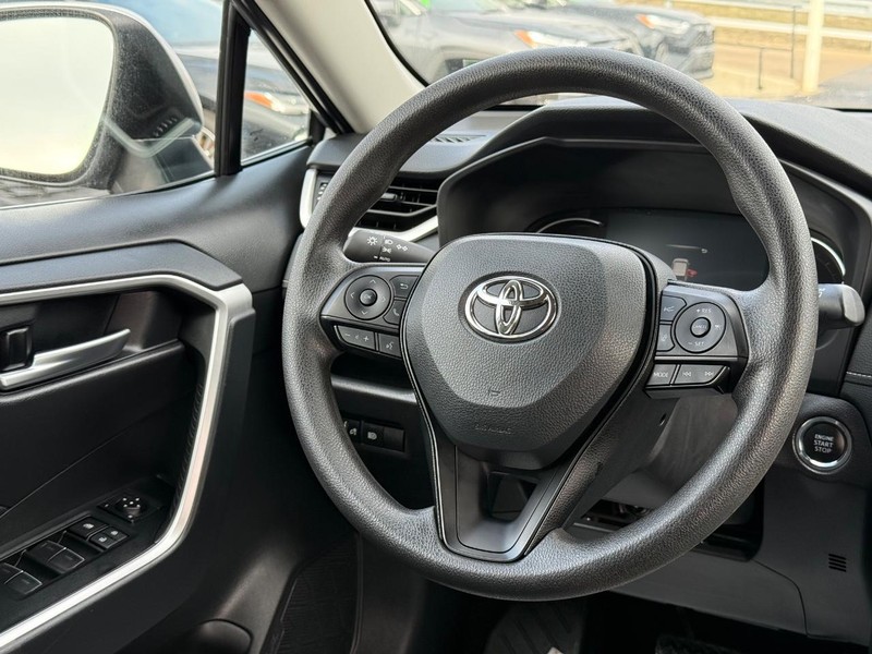 Toyota RAV4 Vehicle Image 12