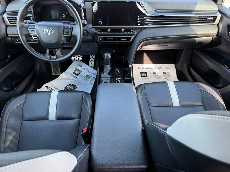 Toyota Camry Vehicle Image 11